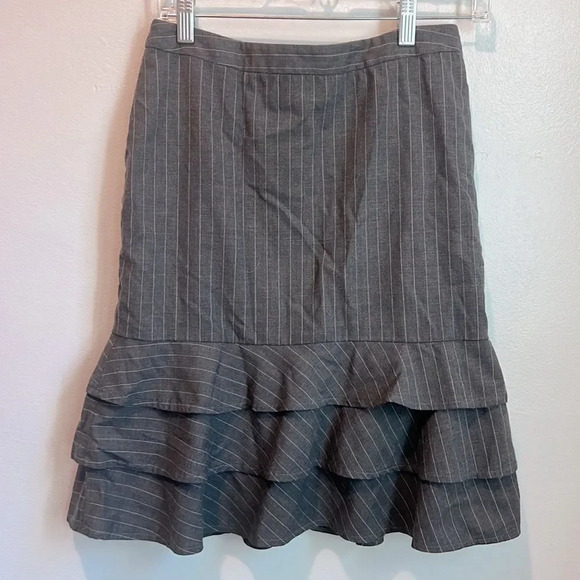 Banana Republic pinstripe Gray Ruffle Hem Skirt size 0 - Picture 1 of 5